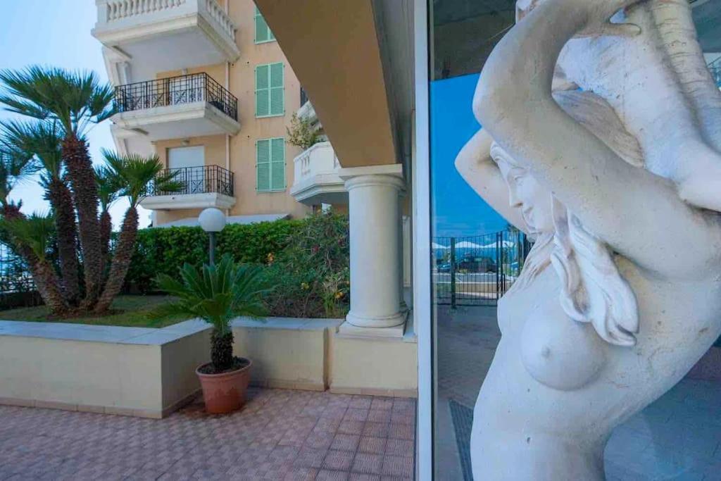 Superbe Studio Avec Terrasse En Front De Mer Menton Exterior foto