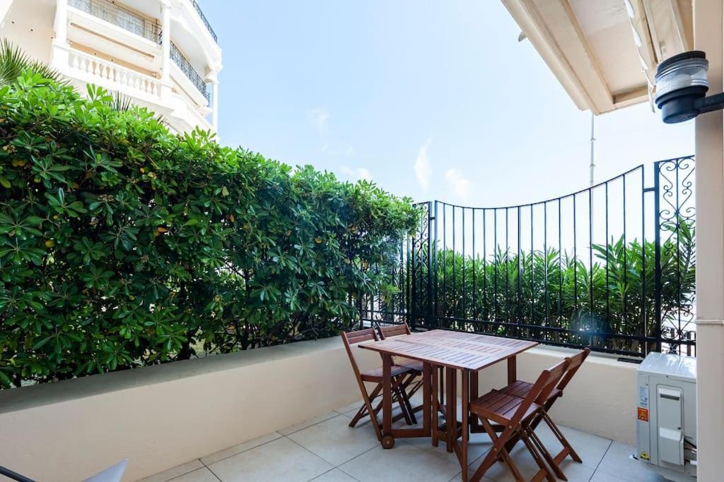 Superbe Studio Avec Terrasse En Front De Mer Menton Exterior foto