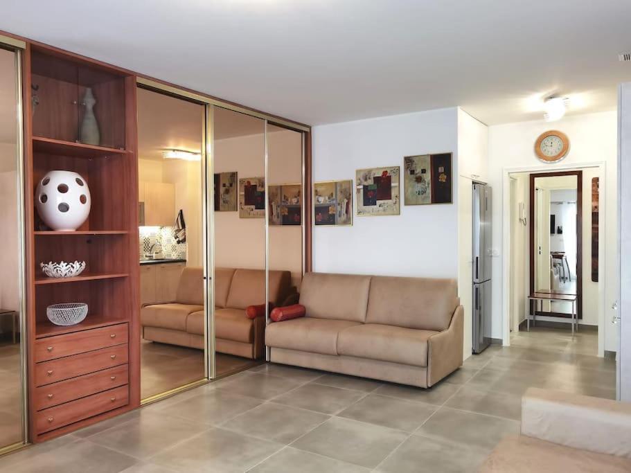 Superbe Studio Avec Terrasse En Front De Mer Menton Exterior foto